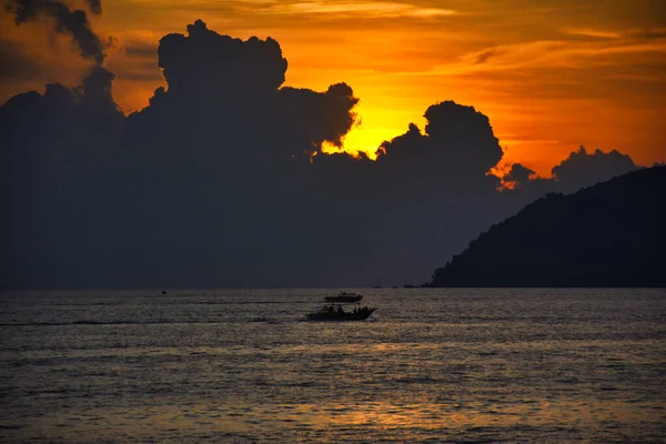 Geweldige Prachtige Dramatische Goudkleurige Lucht Achter Wolken Tijdens Een Prachtige — Stockfoto