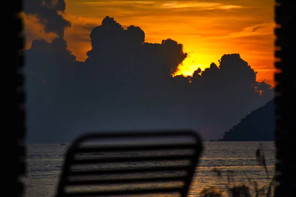 Erstaunliche Wunderbare Und Dramatische Goldfarbene Himmel Hinter Den Wolken Während — Stockfoto