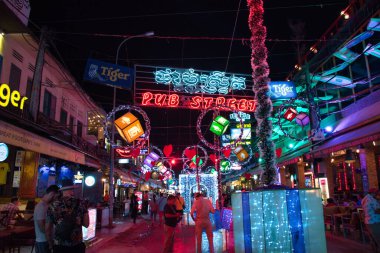Siem Reap, Kamboçya 12.28.2020: Barlar, restoranlar, ışıklar ve neon süslemeler gece boyunca Siem Reap Kamboçya 'daki ünlü turist eğlence merkezi Pub Caddesi boyunca