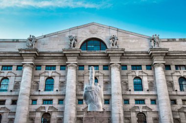 Milan, İtalya 05.12.2020: L.O.V.E. Maurizio Cattelan 'ın mermer heykeli Milan' daki Piazza Affari 'de İtalyan borsasının önünde. Sadece orta parmağı havada bir elin gösterisi..