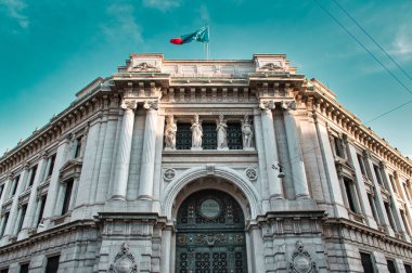 Milan, İtalya 05.12.2020: İtalya Bankası 'nın devasa dövmeli demir, bronz kapılı ve üzerinde güzel dekore edilmiş AB ve İtalyan bayrakları bulunan ana girişi