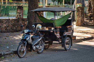 Siem Reap, Kamboçya, 12.28.2019: Geleneksel motosiklet Tuk Tuk taksi, Siem Reap 'te popüler bir ulaşım aracı