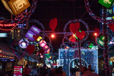 Siem Reap, Kamboçya 12.28.2020: Barlar, restoranlar, ışıklar ve neon süslemeler gece boyunca Siem Reap Kamboçya 'daki ünlü turist eğlence merkezi Pub Caddesi boyunca