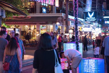 Siem Reap, Kamboçya 12.28.2020: Barlar, restoranlar, ışıklar ve neon süslemeler gece boyunca Siem Reap Kamboçya 'daki ünlü turist eğlence merkezi Pub Caddesi boyunca