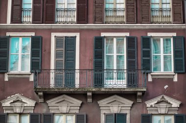 Milan, İtalya 05.12.2020: Milano sokaklarında balkonları olan geleneksel İtalyan tarzı bina