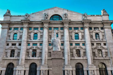 Milan, İtalya 05.12.2020: L.O.V.E. Maurizio Cattelan 'ın mermer heykeli Milan' daki Piazza Affari 'de İtalyan borsasının önünde. Sadece orta parmağı havada bir elin gösterisi..