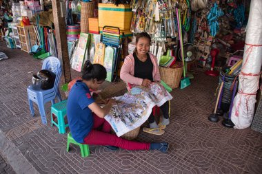 Siem Reap, Kamboçya 12.28.2020: Siem Reap 'teki bir sokak pazarında geleneksel Kamboçyalı ve khmer işçiliği hazırlayan yerli kadınlar