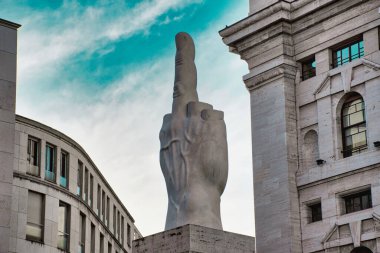 Milan, İtalya 05.12.2020: L.O.V.E. Maurizio Cattelan 'ın mermer heykeli Milan' daki Piazza Affari 'de İtalyan borsasının önünde. Sadece orta parmağı havada bir elin gösterisi..