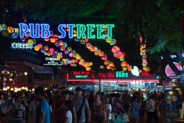 Siem Reap, Kamboçya 12.28.2020: Barlar, restoranlar, ışıklar ve neon süslemeler gece boyunca Siem Reap Kamboçya 'daki ünlü turist eğlence merkezi Pub Caddesi boyunca