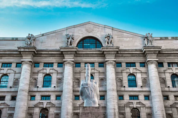 Milan, İtalya 05.12.2020: L.O.V.E. Maurizio Cattelan 'ın mermer heykeli Milan' daki Piazza Affari 'de İtalyan borsasının önünde. Sadece orta parmağı havada bir elin gösterisi..