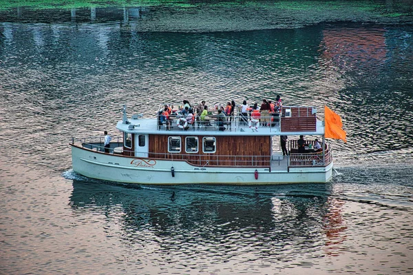 Kanchanaburi Thailand 2020 Toeristen Dineren Een Drijvende Eetboot Rivier Kwai — Stockfoto