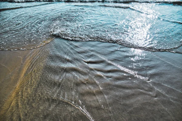 アンダマン海の水は ランカウイのサンセンビーチに到達するときに異なる形状を形成しています — ストック写真