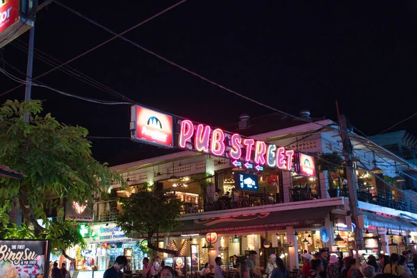 Siem Reap Kambodža 2020 Bary Restaurace Světla Neonové Dekorace Podél — Stock fotografie