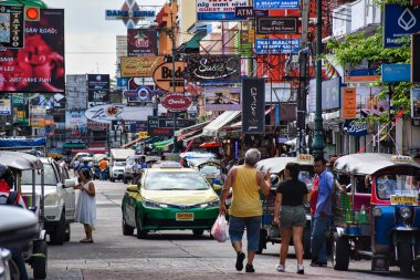 Bangkok, Tayland 01.06.2020: Bangkok 'un ünlü Khaosan Yolu veya Khao San Yolu' nun güpegündüz çekilmiş resimleri. Bölge uluslararası alanda dans ve parti merkezi olarak bilinir.