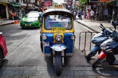 Bangkok, Tayland 01.06.2020: Tuk Tuk, Tayland geleneksel taksileri ünlü Khaosan Yolu veya Bangkok Khao San Yolu 'nda gün ışığında müşterileri bekliyor
