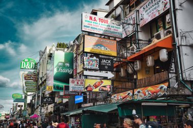 Bangkok, Tayland 01.06.2020: Bangkok 'un ünlü Khaosan Yolu veya Khao San Yolu' nun güpegündüz çekilmiş resimleri. Bölge uluslararası alanda dans ve parti merkezi olarak bilinir.