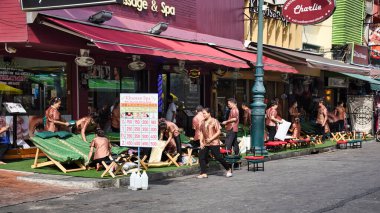 Bangkok, Tayland 01.06.2020: Bangkok 'un ünlü Khaosan Yolu veya Khao San Yolu' nda bir Tayland masaj dükkanı açılmaya hazırlanıyor. Bölge uluslararası alanda dans ve parti merkezi olarak bilinir.