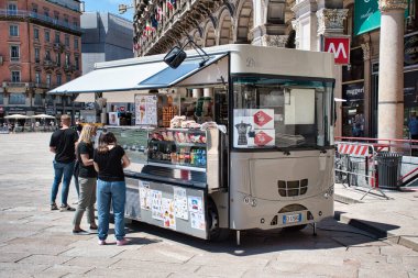 Milan, İtalya 06.20.2020: Duomo Meydanı 'nda yiyecek ve içecek satan yemek kamyonu