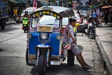 Bangkok, Tayland 01.06.2020: Tuk Tuk, Tayland geleneksel taksileri ünlü Khaosan Yolu veya Bangkok Khao San Yolu 'nda gün ışığında müşterileri bekliyor