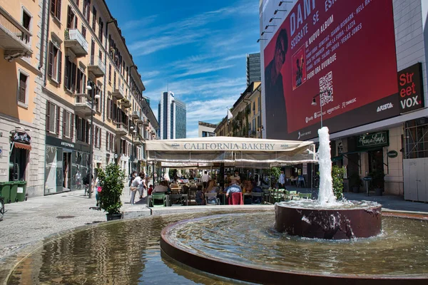 Milán Italia 2020 Personas Caminando Almorzando Corso Como Cumpliendo Con — Foto de Stock