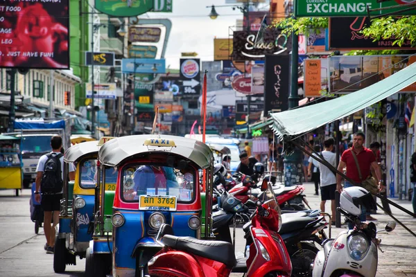 Bangkok, Tayland 01.06.2020: Tuk Tuk, Tayland geleneksel taksileri ünlü Khaosan Yolu veya Bangkok Khao San Yolu 'nda gün ışığında müşterileri bekliyor