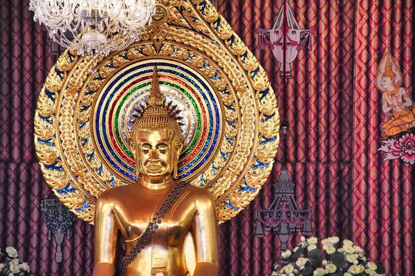 Vacker Utsmyckad Gyllene Buddha Staty Wat Chana Songkhram Tempel Bangkok — Stockfoto