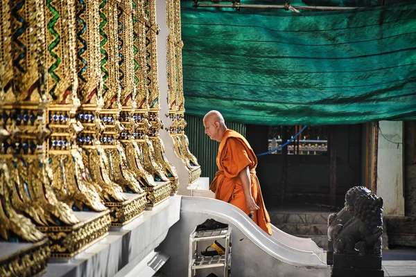 Bangkok Tailandia 2020 Monje Budista Tailandés Está Entrando Templo Wat —  Fotos de Stock