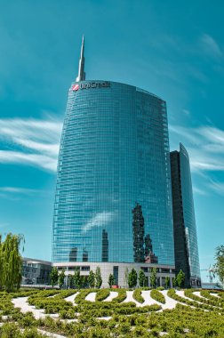 Milan, İtalya, 06.29.2020: Gae Aulenti Meydanı 'ndaki UniCredit Kulesi, mimar Csar Pelli tarafından tasarlanan İtalya' nın en büyük bankalarından birinin genel merkezidir..