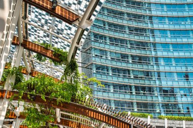 Milan, İtalya, 06.29.2020: Milano 'nun yeni yenilik ve iş dünyası Porta Nuova' nın sınırları içindeki fütüristik, lüks daireler ve ofisler