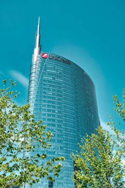 Milan, İtalya, 06.29.2020: Gae Aulenti Meydanı 'ndaki UniCredit Kulesi, mimar Csar Pelli tarafından tasarlanan İtalya' nın en büyük bankalarından birinin genel merkezidir..