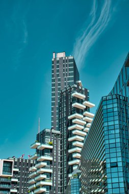 Milan, İtalya, 06.29.2020: Milano 'nun yeni yenilik ve iş dünyası Porta Nuova' nın sınırları içindeki fütüristik, lüks daireler ve ofisler