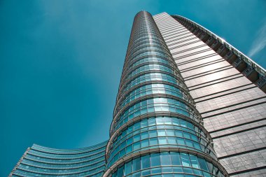 Milan, İtalya, 06.29.2020: Gae Aulenti Meydanı 'ndaki UniCredit Kulesi, mimar Csar Pelli tarafından tasarlanan İtalya' nın en büyük bankalarından birinin genel merkezidir..