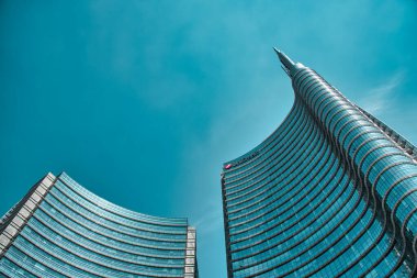 Milan, İtalya, 06.29.2020: Gae Aulenti Meydanı 'ndaki UniCredit Kulesi, mimar Csar Pelli tarafından tasarlanan İtalya' nın en büyük bankalarından birinin genel merkezidir..