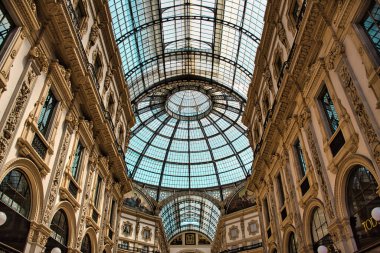 Milan, İtalya 29.06.29: Milano 'da güzel bir yaz gününde ünlü Galleria Vittorio Emanuele II