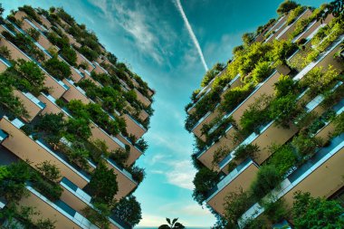 Milan, İtalya, 06.29.2020: Dikey Orman (Bosco Verticale) Boeri Stüdyosu tarafından tasarlanan sürdürülebilir ekonomiye bağlılığı temsil eden Yenilikçi Yeşil Ev Gökdeleni