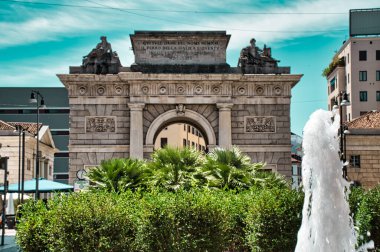 Milan İtalya 06.29.2020: Garibaldi Kapısı, Porta Garibaldi, Milano