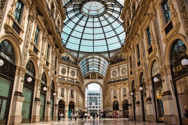 Milan, İtalya 29.06.29: Milano 'da güzel bir yaz gününde ünlü Galleria Vittorio Emanuele II