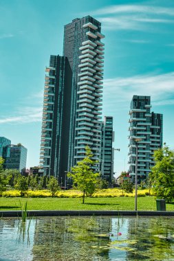Milan, İtalya, 06.29.2020: Yeni Milano yenilik ve ticaret direği Porta Nuova 'nın yenilik ve iş dünyasından Milano, İtalya' da bulunan Kütüphane of Trees Park, Parco Biblioteca degli Alberi Milano