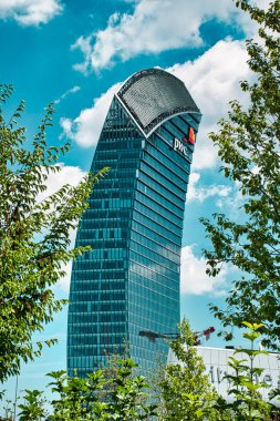 Milan, İtalya 08.03.2020: Gökdelen Libeskind Kulesi - PWC Kulesi - PWC Grubu 'nun yeni, modern yerleşim bölgesi olan Milano' daki Şehir Hayatı 'ndaki Eğri 2 Curvo Merkezi