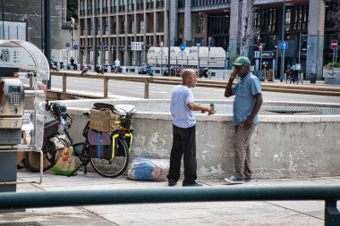 Milan, İtalya 08.08.2020: Milano sokaklarında evsiz insanlar