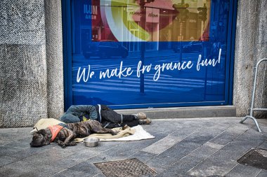 Milan, İtalya 08.08.2020: Milano sokaklarında evsiz insanlar