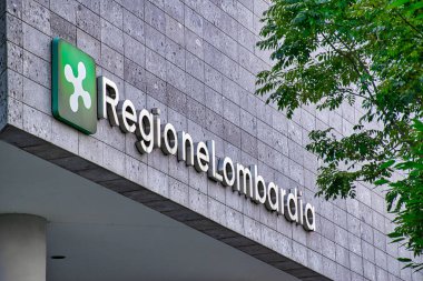 Milan, İtalya 08.08.2020: Lombardia bölgesi Lombardiya hükümetinin ana merkezi olan Lombardiya Lombardiya Sarayı 'nın fütüristik ve modern sarayını imzaladı.