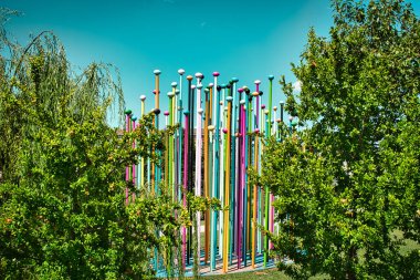 Milan, İtalya 08.03.2020: Ressam Pascale Marthine Tayou 'nun boya kurulumu, üzerinde 100 adet pastel renkli metal direğin bulunduğu bir dünya haritasının temsili olan beton bir yüzeyden oluşur.