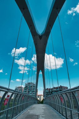 Milan, İtalya 08.03.2020: Gino Valle meydanını Milano 'daki Portello parkına bağlayan modern bisiklet ve yaya köprüsü