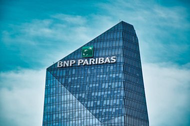 Milan, İtalya 08.08.2020 Elmas Kulesi, Torre Diamante veya Diamantone gökdeleni. Fransız uluslararası bankacılık grubu BNP Paribas 'ın İtalyan merkez binası.
