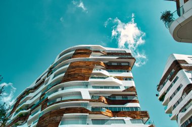 Milan, İtalya 08.03.2020: Milano 'nun Citylife semtindeki yeni ve modern Hadid konut kompleksi Zaha Hadid mimarı Tre Torri' nin yanında tasarlandı.