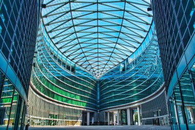 Milan, İtalya 08.08.2020: Lombardiya, Lombardiya 'nın altındaki Lombardiya Şehir Meydanı, Lombardiya Sarayı, Lombardiya hükümetinin ana merkezidir..