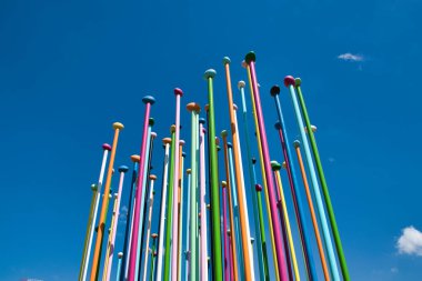 Milan, İtalya 08.03.2020: Ressam Pascale Marthine Tayou 'nun boya kurulumu, üzerinde 100 adet pastel renkli metal direğin bulunduğu bir dünya haritasının temsili olan beton bir yüzeyden oluşur.