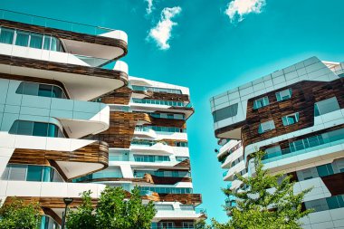 Milan, İtalya 08.03.2020: Milano 'nun Citylife semtindeki yeni ve modern Hadid konut kompleksi Zaha Hadid mimarı Tre Torri' nin yanında tasarlandı.