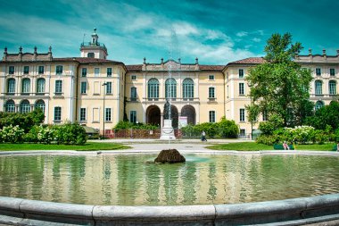 Milan, İtalya 08.08.2020: Dugnani Sarayı 'nın önündeki çeşme. Büyük 17. yüzyıl sarayı, barok freskleri ve kamu bahçesi ile, şimdi bir etkinlik yeri ve sinema müzesi..